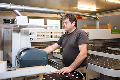 Tischlerei Kuhlmann-Person an der CNC Fräse