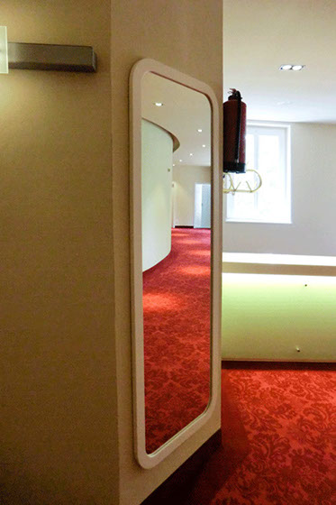 Tischlerei Kuhlmann-Referenz-Ansicht des Garderobenbereiches im Landestheater Detmold